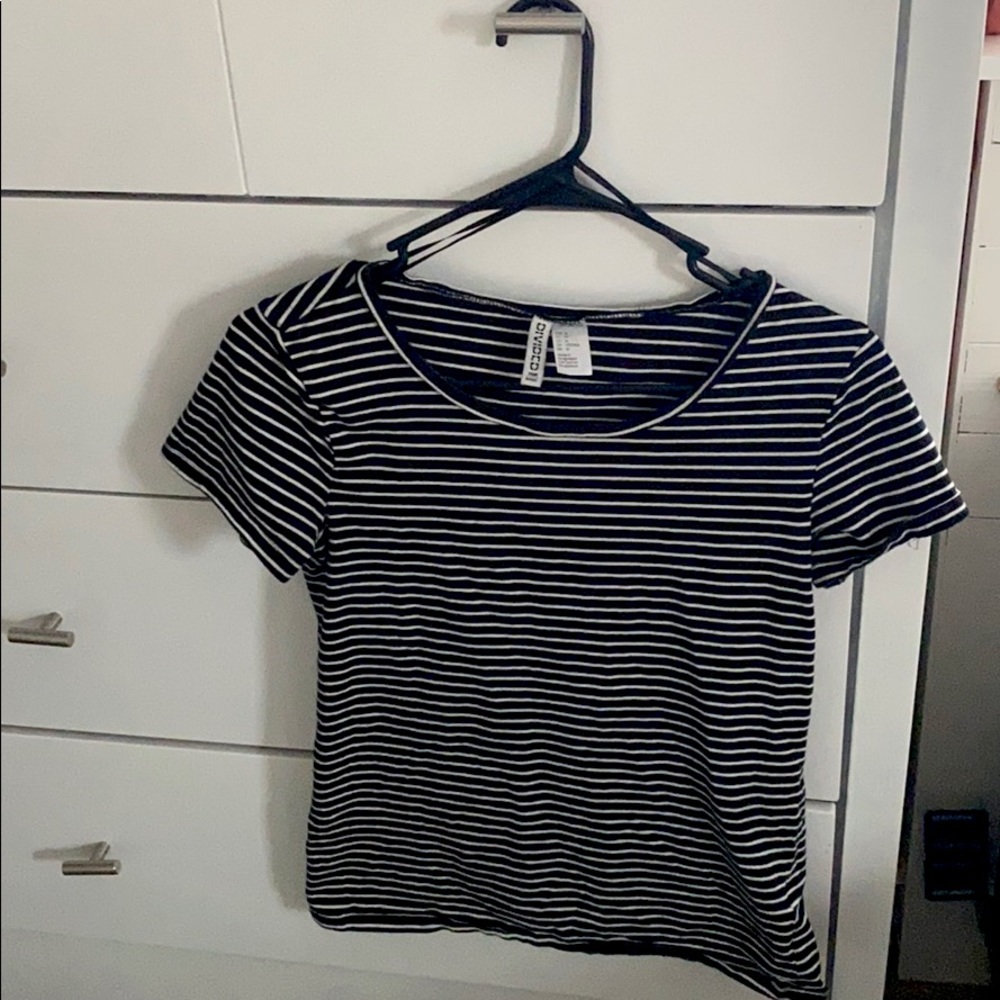 Black and white striped H&M tee